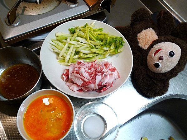 豚肉と卵、セロリの炒め物の作り方（1）