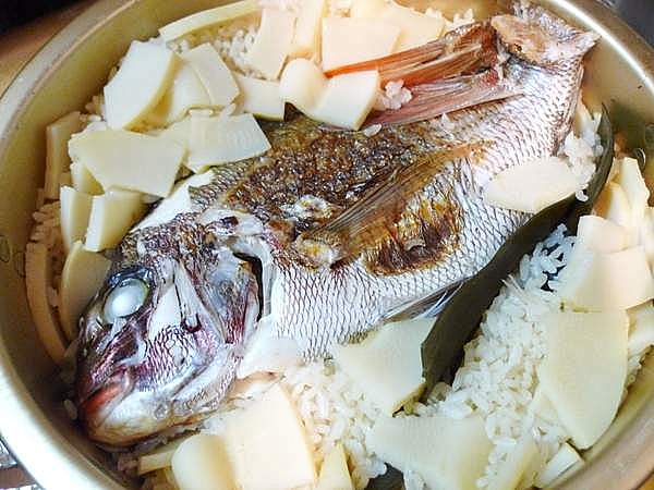 鯛とタケノコの炊き込みご飯