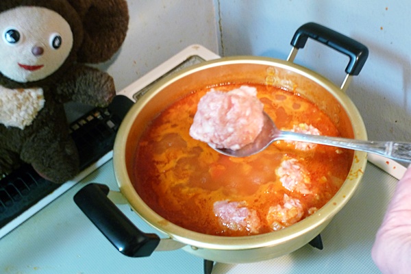 豚肉団子と白菜のトマト鍋