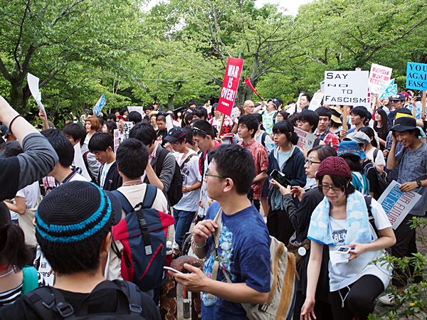戦争立法に反対する学生デモ
