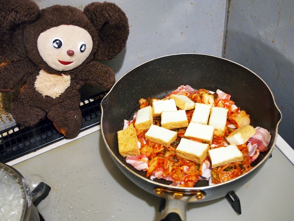 ニラ入りの豚キムチ丼 作り方