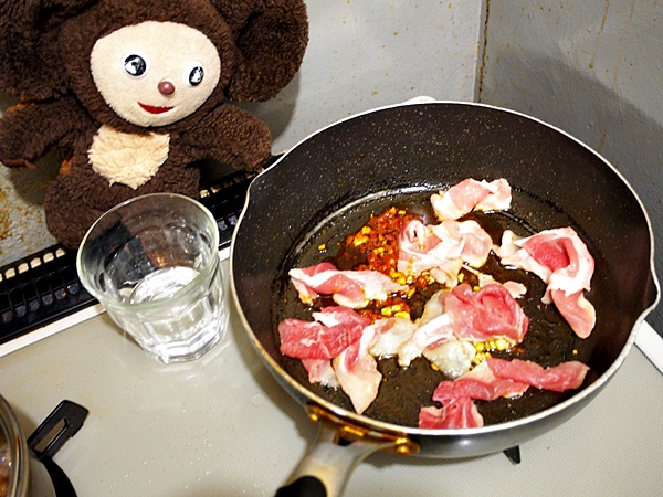 レタスと豚肉のピリ辛ちゃんぽん 作り方