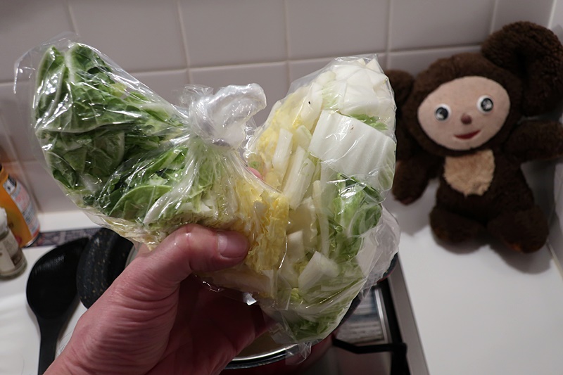 8分の1カットの白菜を、半分から上の葉先と下の葉元で、それぞれ分けてざく切りにしたのをビニール袋で密封し、冷蔵庫のチルド室など良く冷える場所で保存