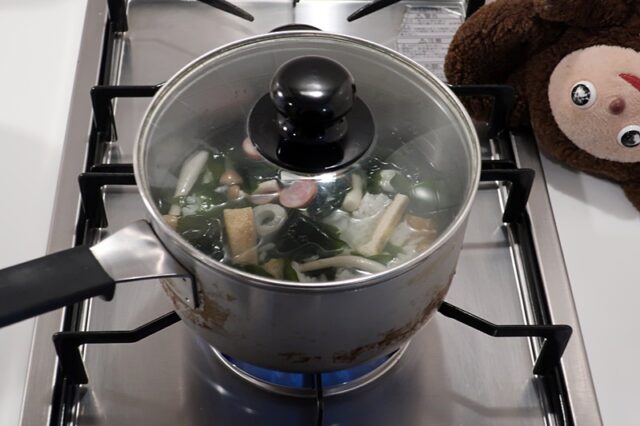 タンパク豊富なわかめ雑炊の作り方：鍋を火にかけて沸騰させる